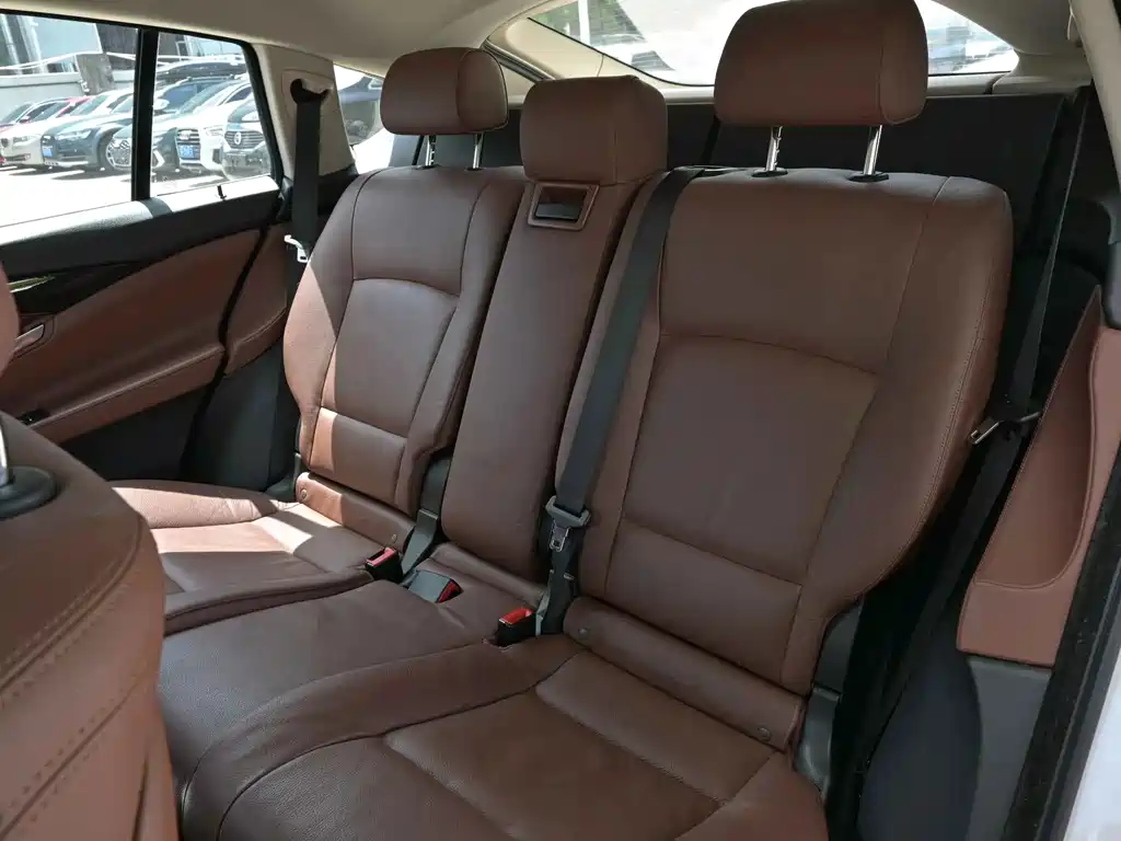 BMW 5 Series GT — миниатюра 7
