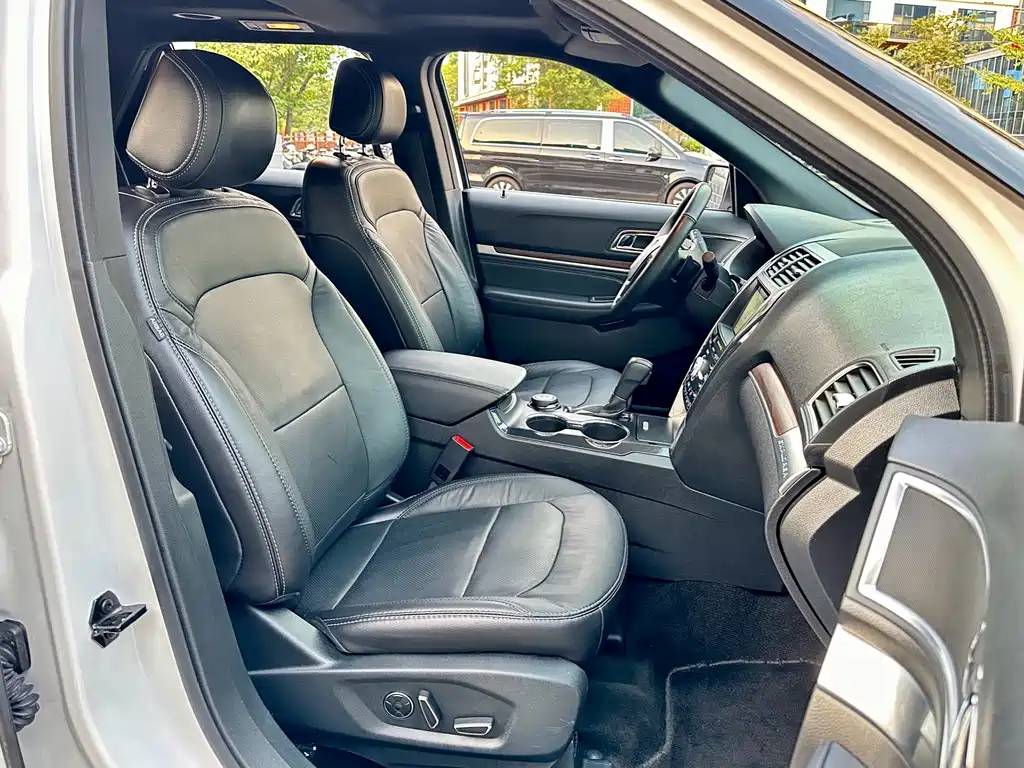 Ford Explorer (Import) — миниатюра 20