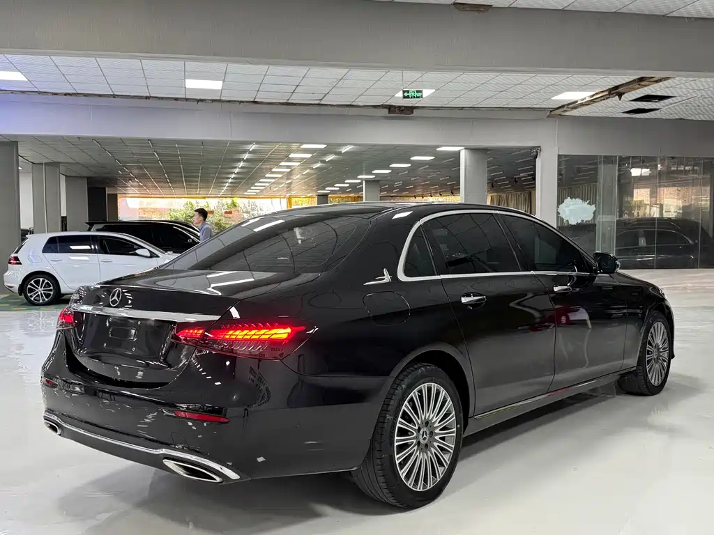 Mercedes-Benz E-Class — миниатюра 9