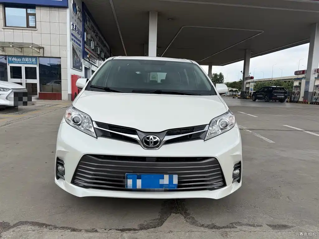 Toyota Sienna — миниатюра 2