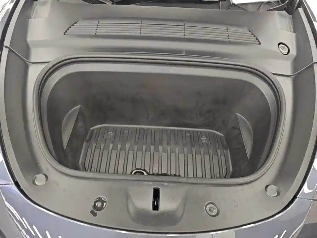 Tesla Model Y — миниатюра 20