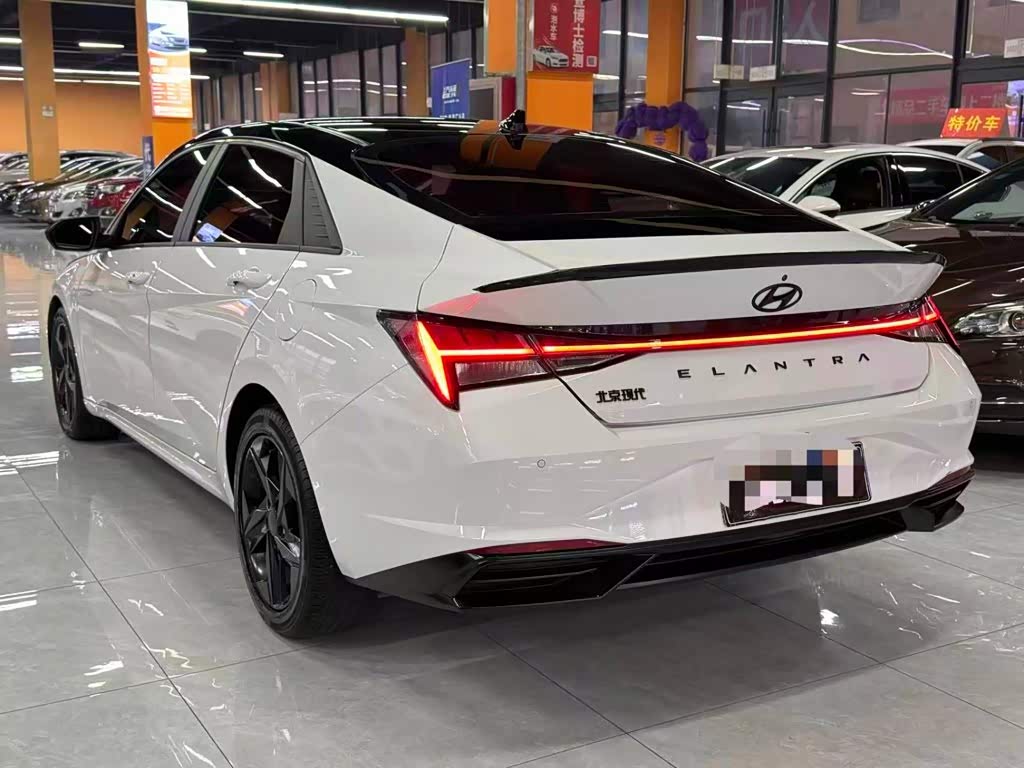 Hyundai Elantra 1.5 л 2023 г. Белый, пробег 40000 км