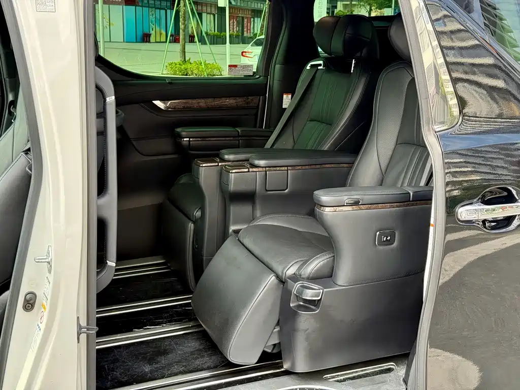 Toyota Alphard — миниатюра 6