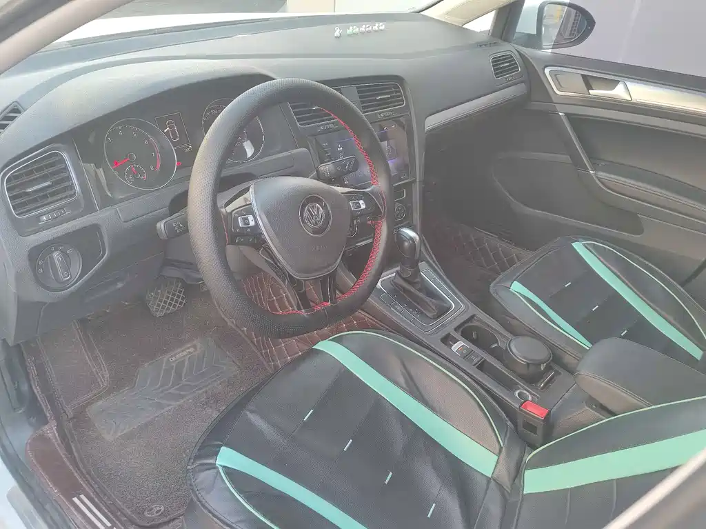 VOLKSWAGEN GOLF