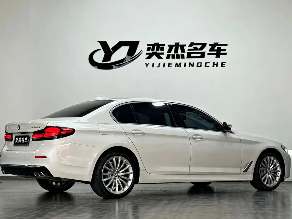BMW 5 Series — миниатюра 7