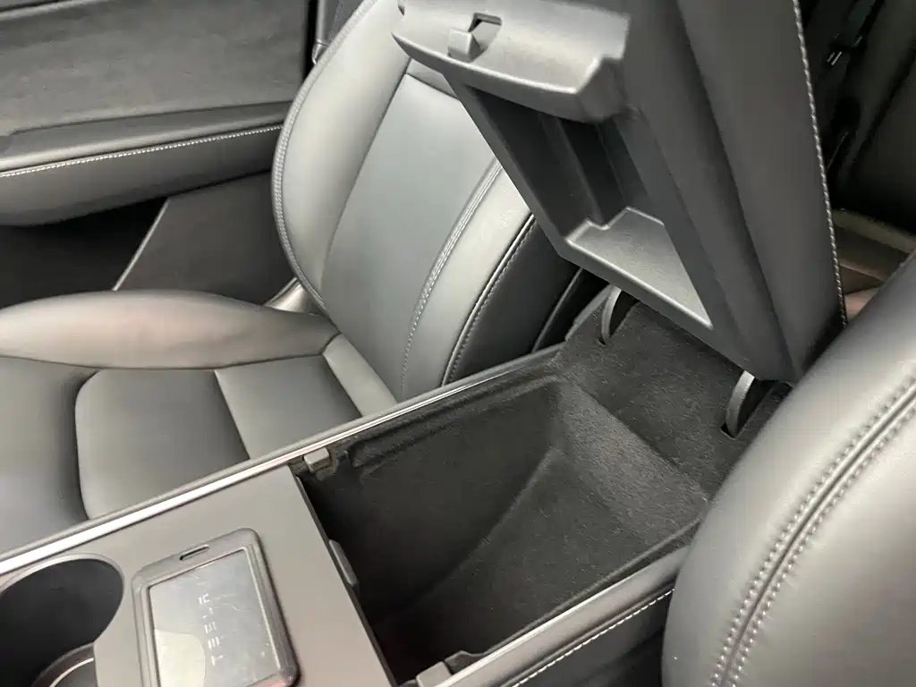 Tesla Model Y — миниатюра 15