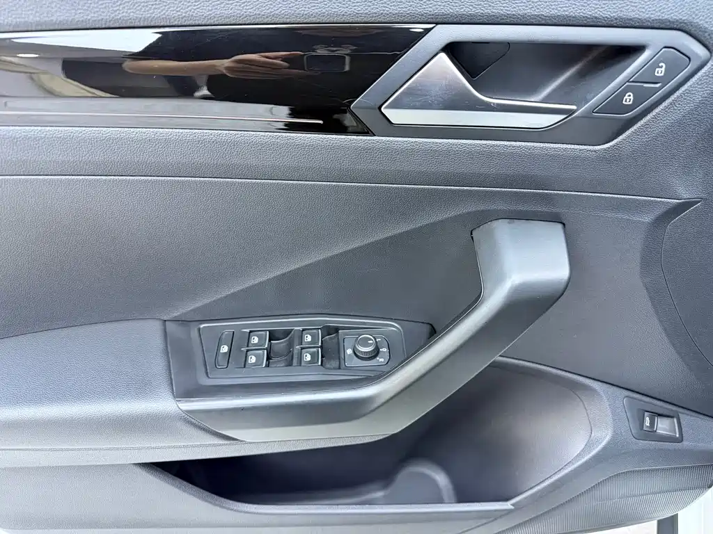 Volkswagen T-Roc — миниатюра 8