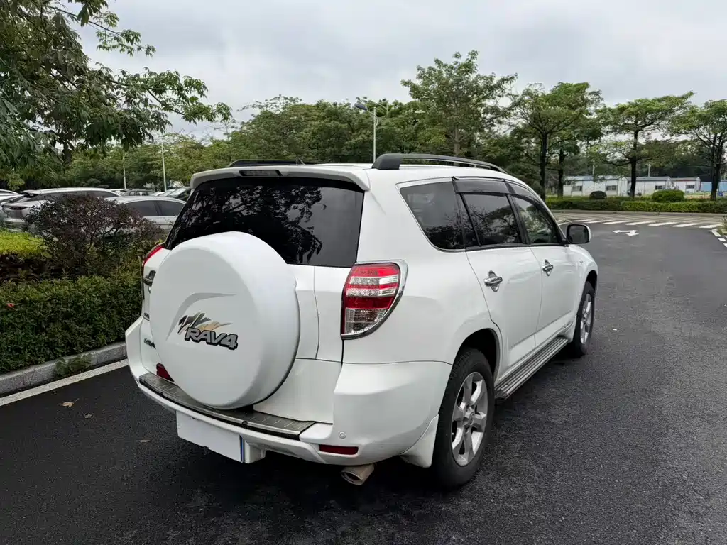 Toyota RAV4 — миниатюра 10