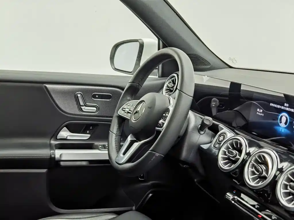 Mercedes-Benz GLB — миниатюра 22