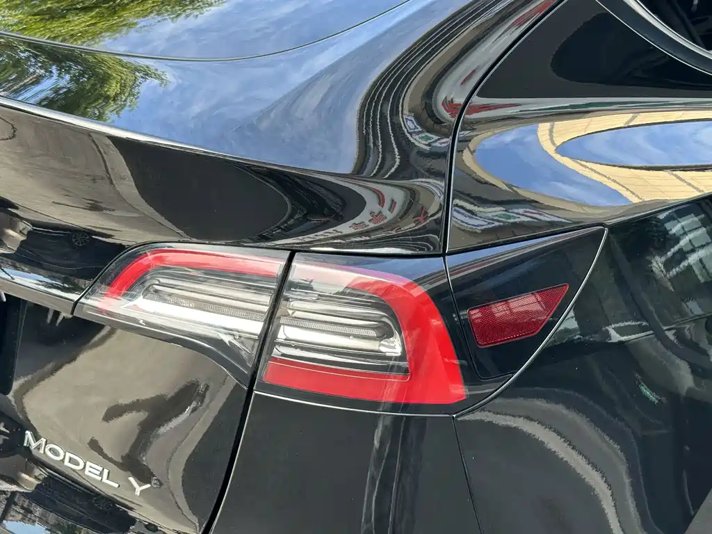 Tesla Model Y — миниатюра 16