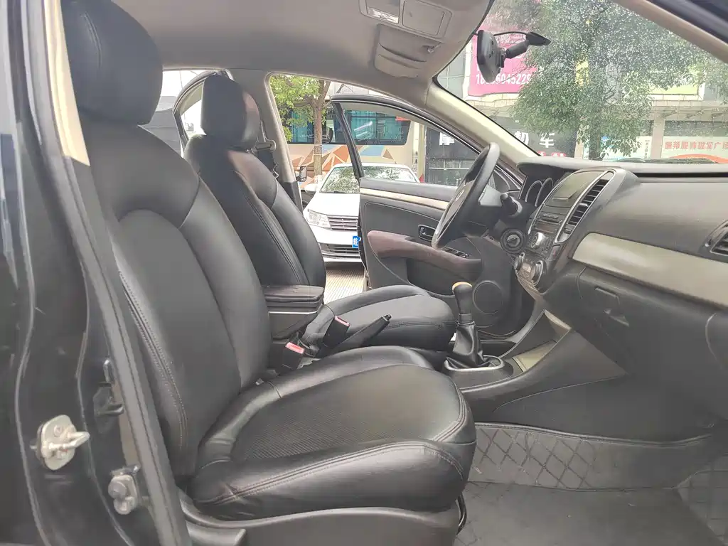 Nissan Sylphy 2016 1.6XE MT Lead