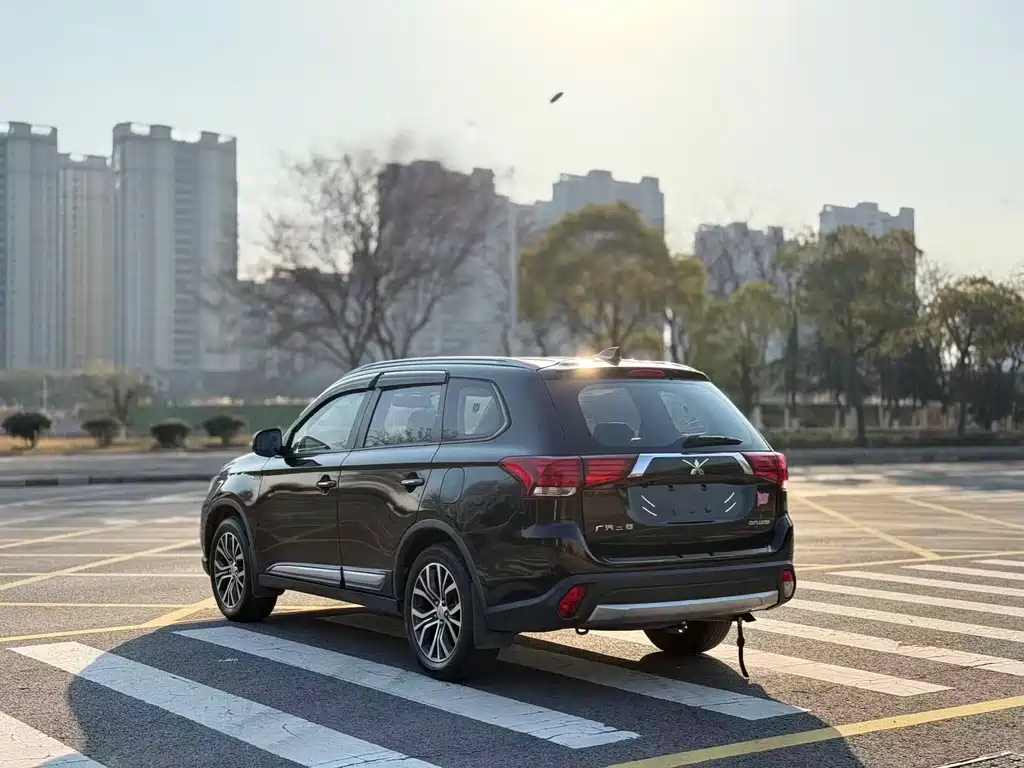 MITSUBISHI OUTLANDER