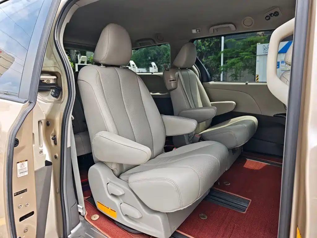 Toyota Sienna — миниатюра 24