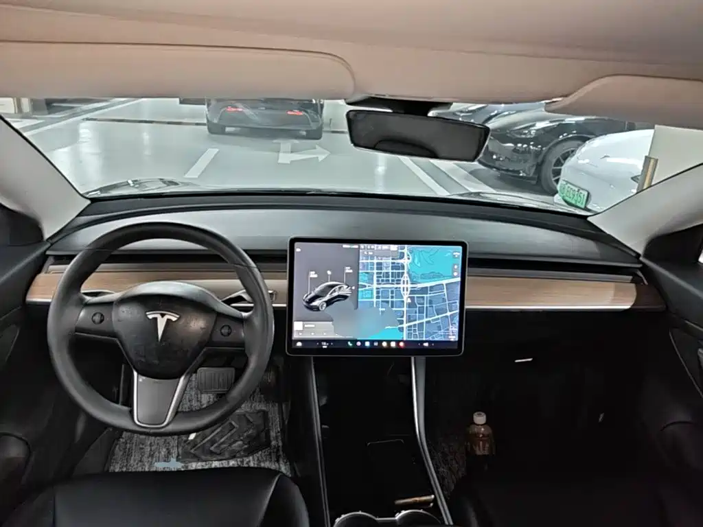 Tesla Model 3 — миниатюра 10