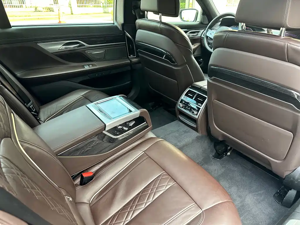 BMW 7 Series — миниатюра 21