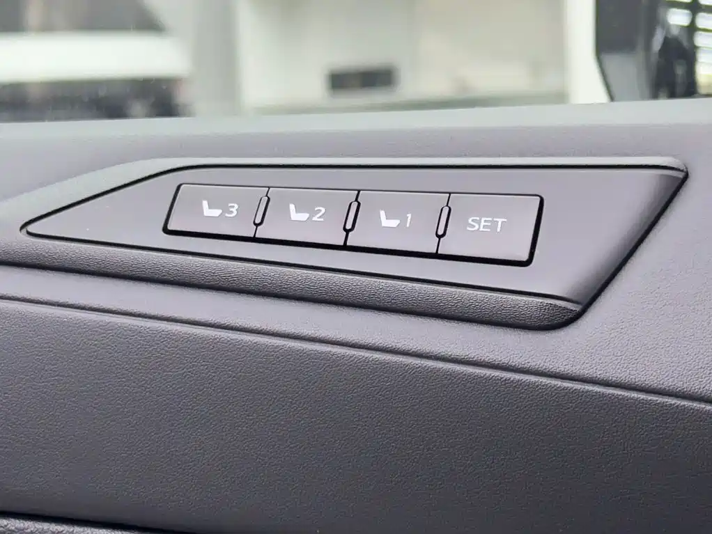 Toyota Alphard — миниатюра 17