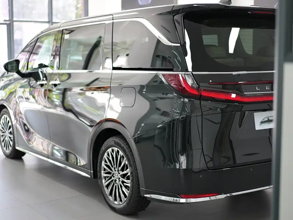 Lexus LM 2025 500h мест
