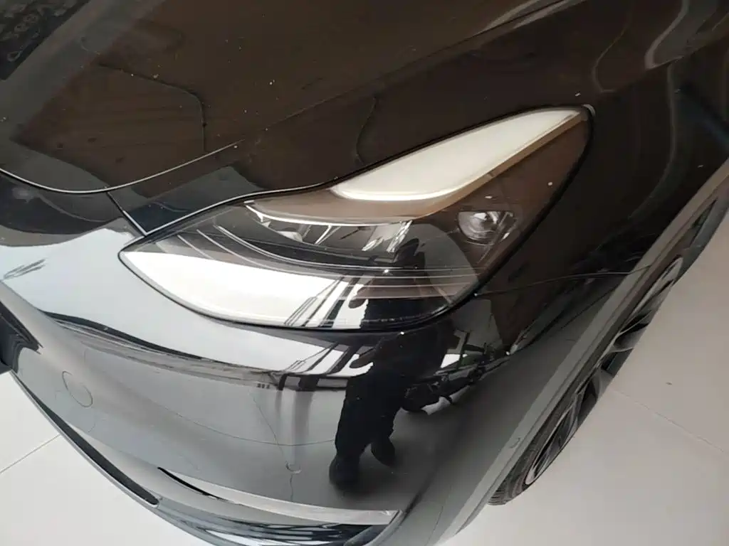 Tesla Model Y — миниатюра 24