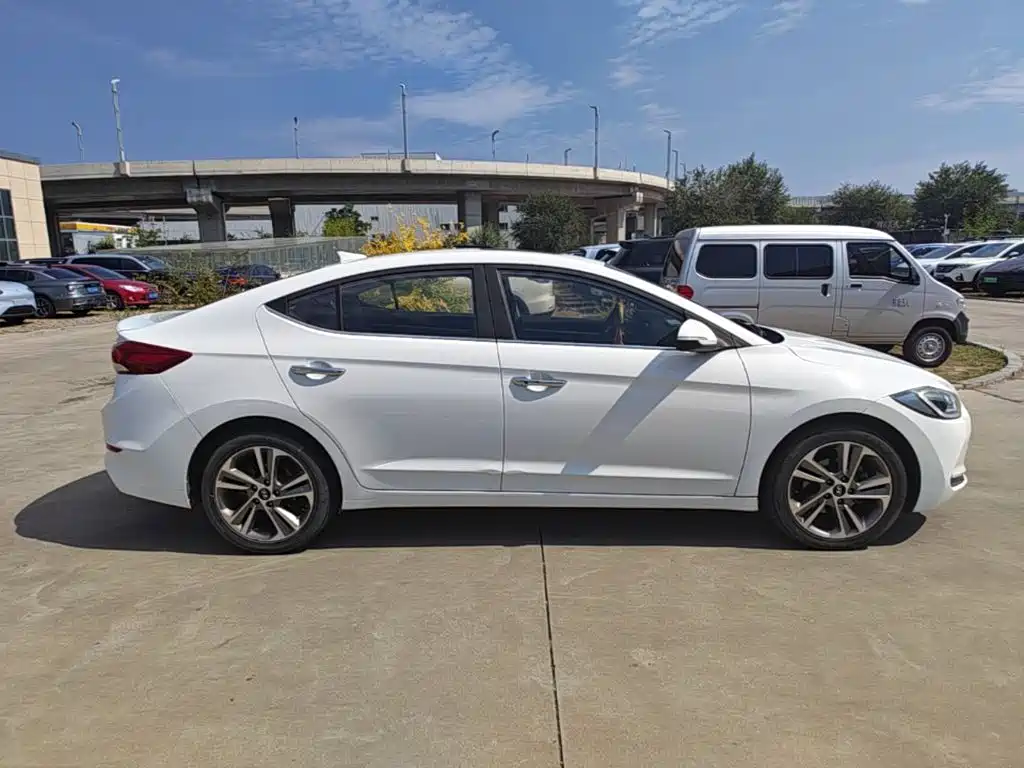 Hyundai Elantra — миниатюра 26