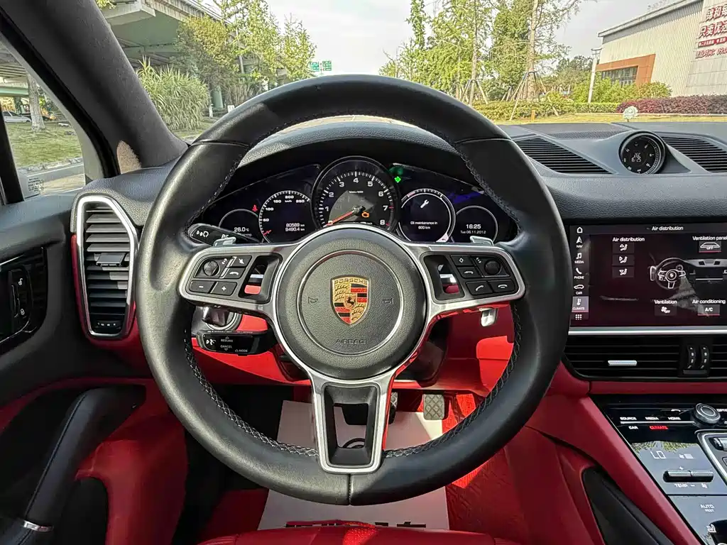 Porsche Cayenne — миниатюра 7