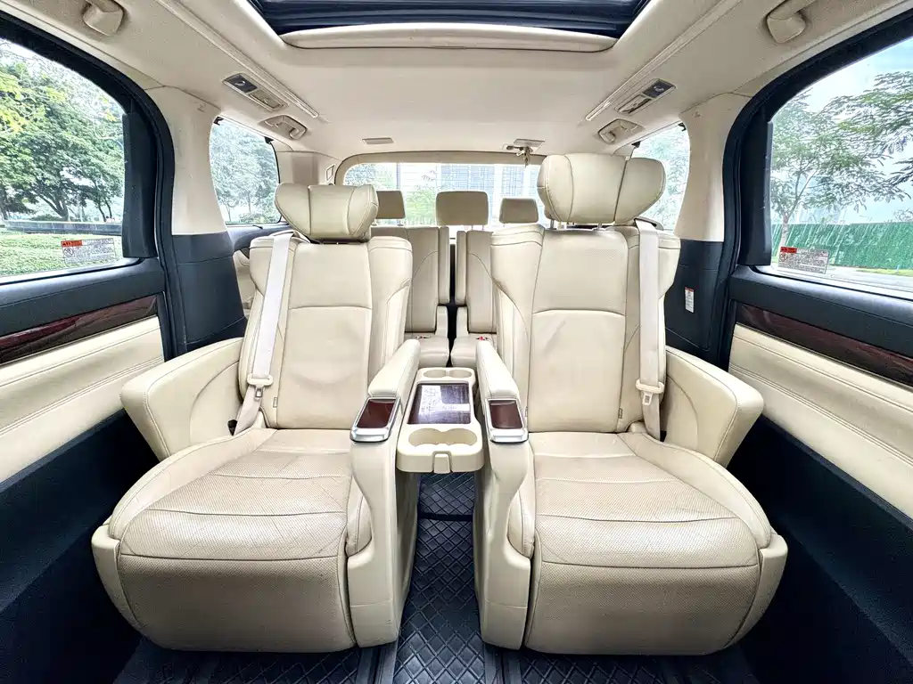 Toyota Alphard — миниатюра 12