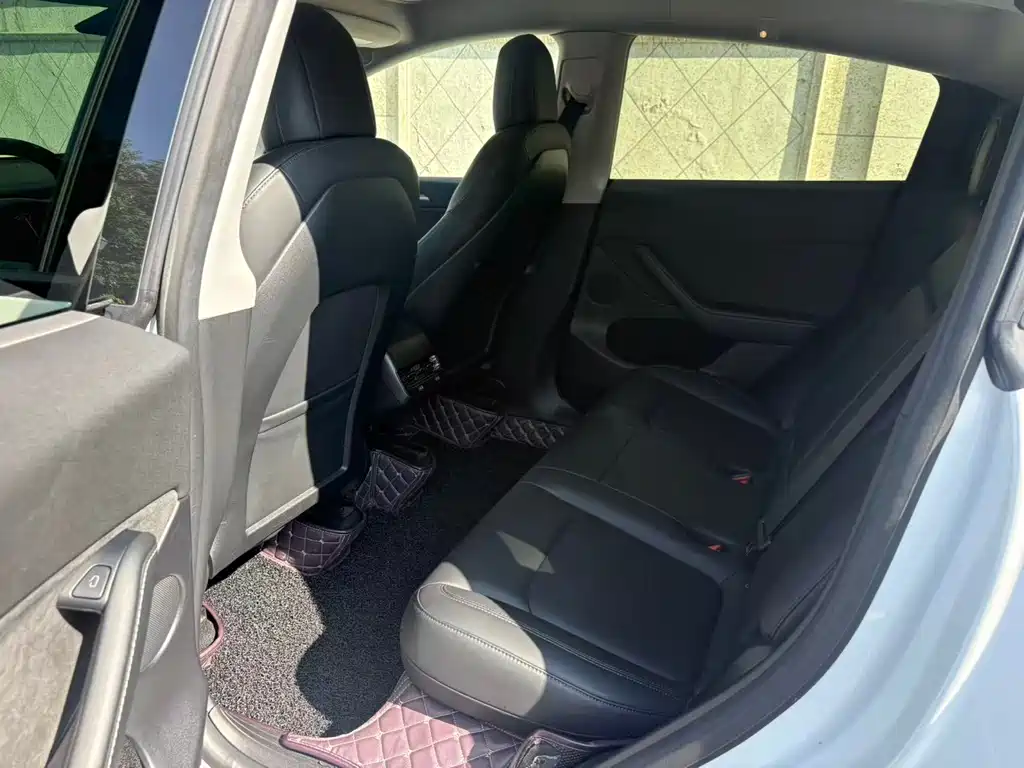 Tesla Model Y — миниатюра 8