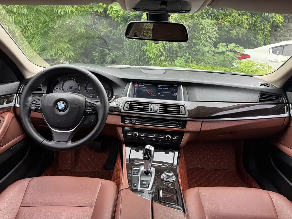 BMW 5 Series — миниатюра 11