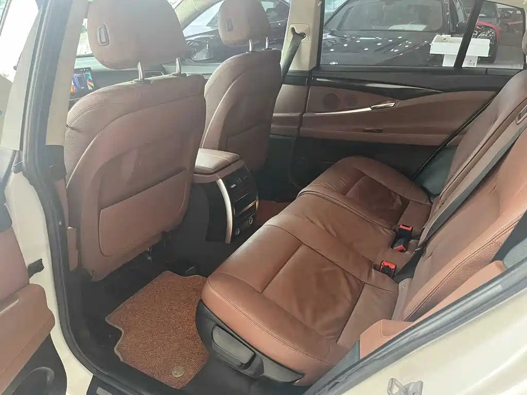 BMW 5 Series GT — миниатюра 5