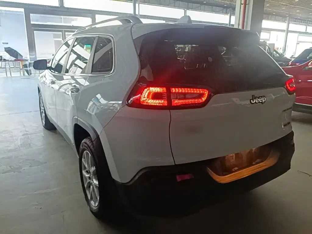 Jeep Cherokee — миниатюра 5