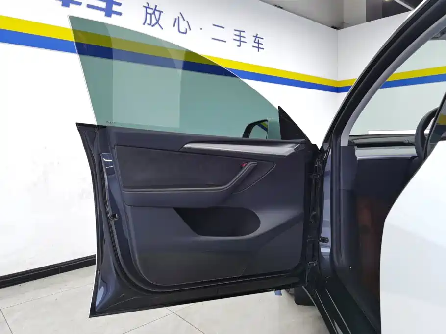 Tesla Model Y — миниатюра 7
