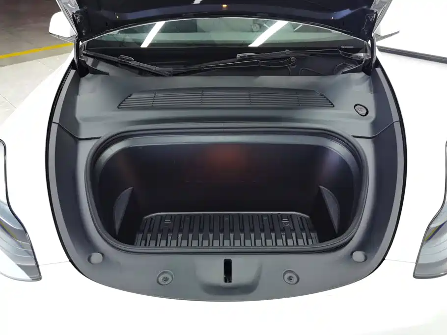 Tesla Model Y — миниатюра 10