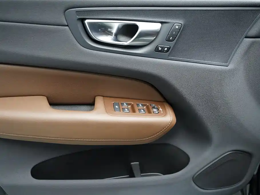 Volvo XC60 2024 B5 Luxury