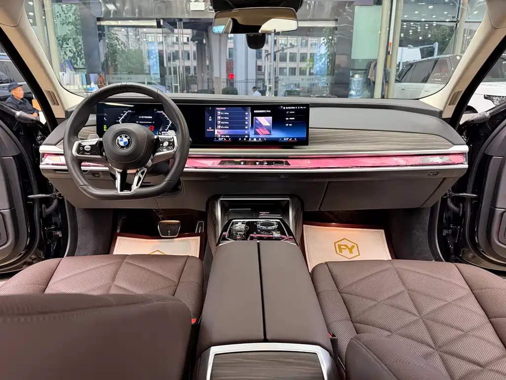 BMW 7 Series — миниатюра 11