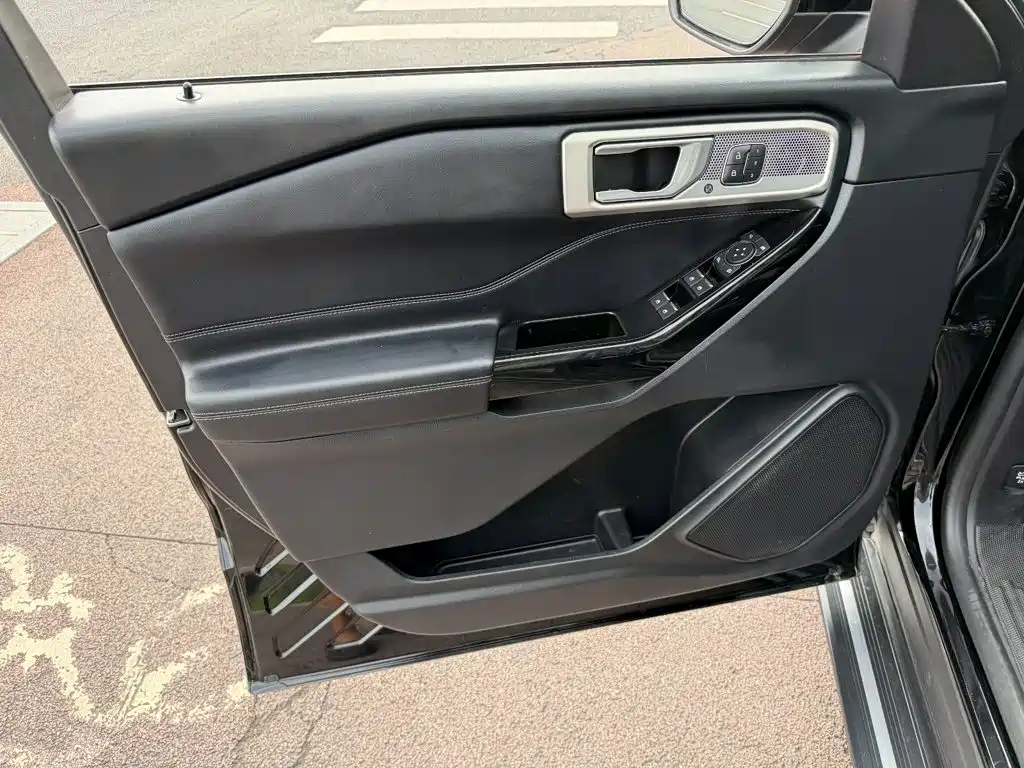 Ford Explorer — миниатюра 6
