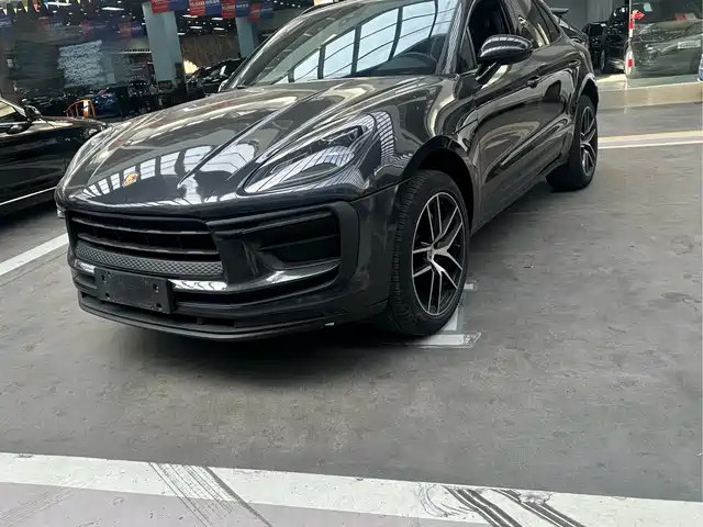 PORSCHE MACAN