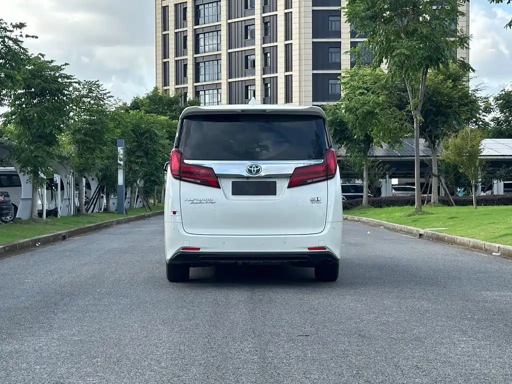 Toyota Alphard — миниатюра 5