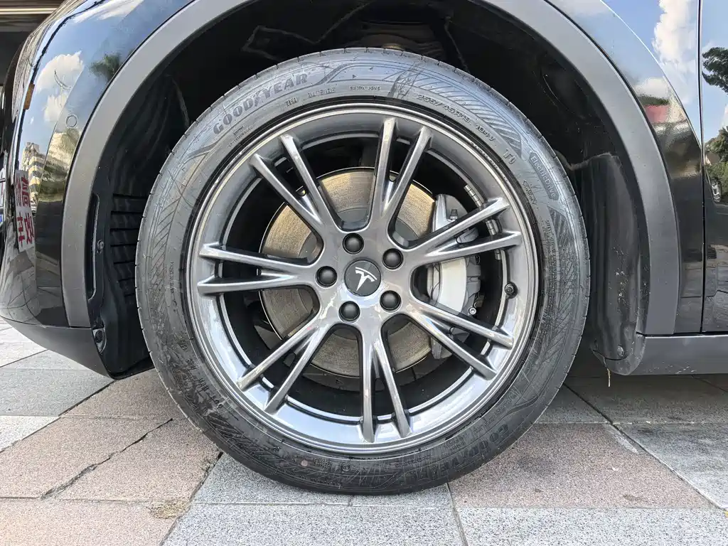 Tesla Model Y — миниатюра 18