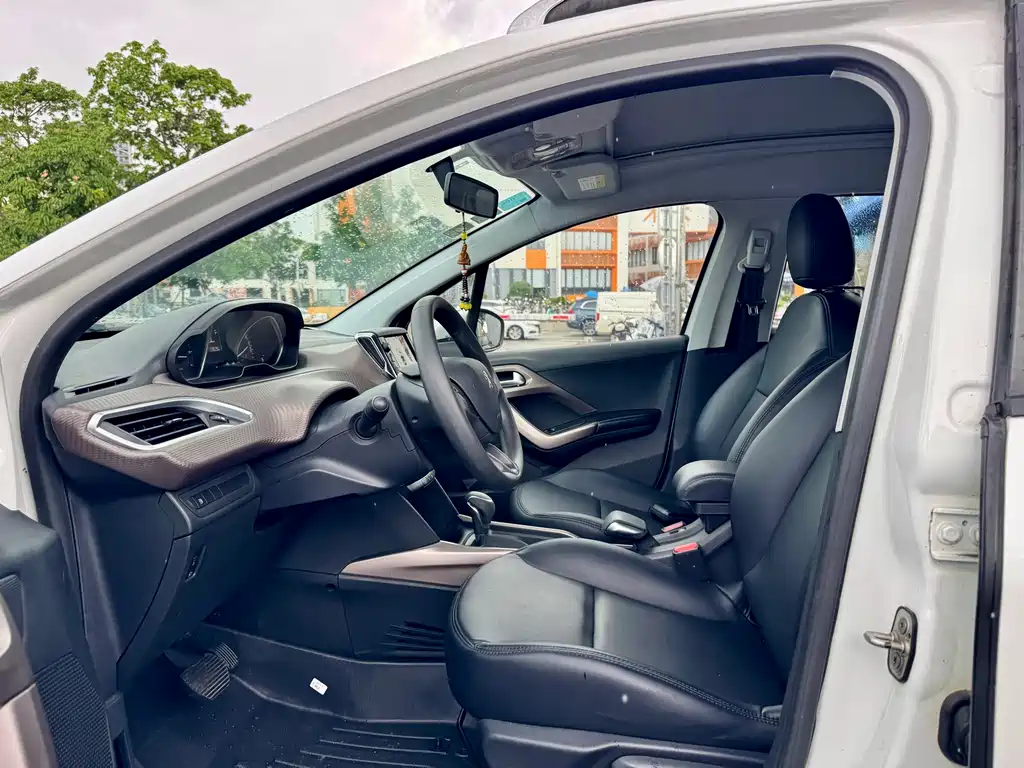 Peugeot 2008 2014 1.6L AT Fashion