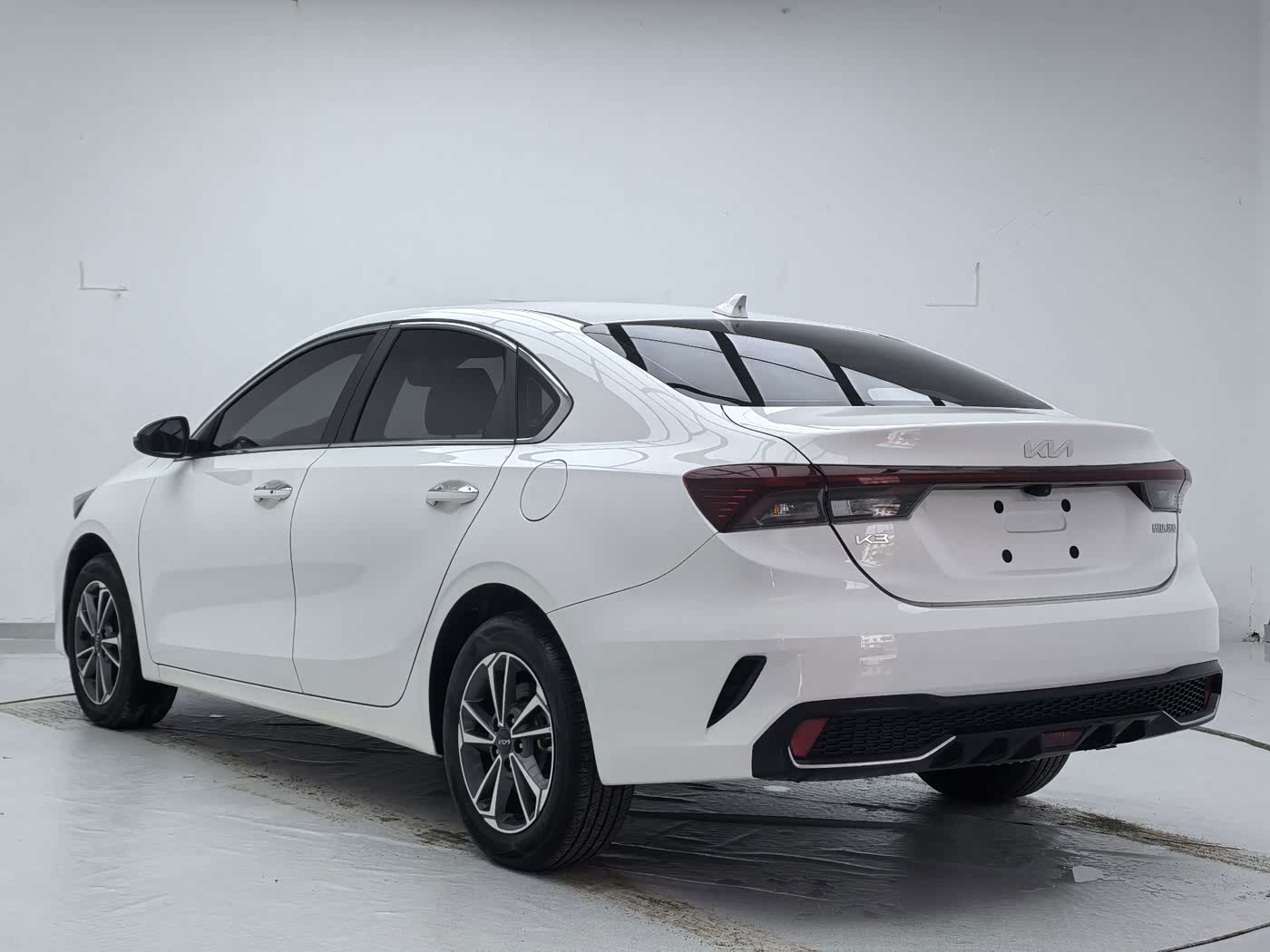 Kia K3 1.5 л 2023 г. Белый, пробег 15000 км