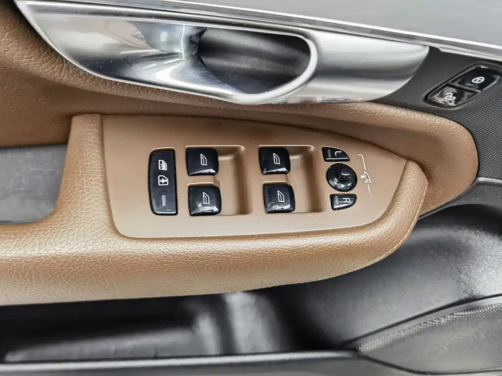 Volvo XC90 — миниатюра 9