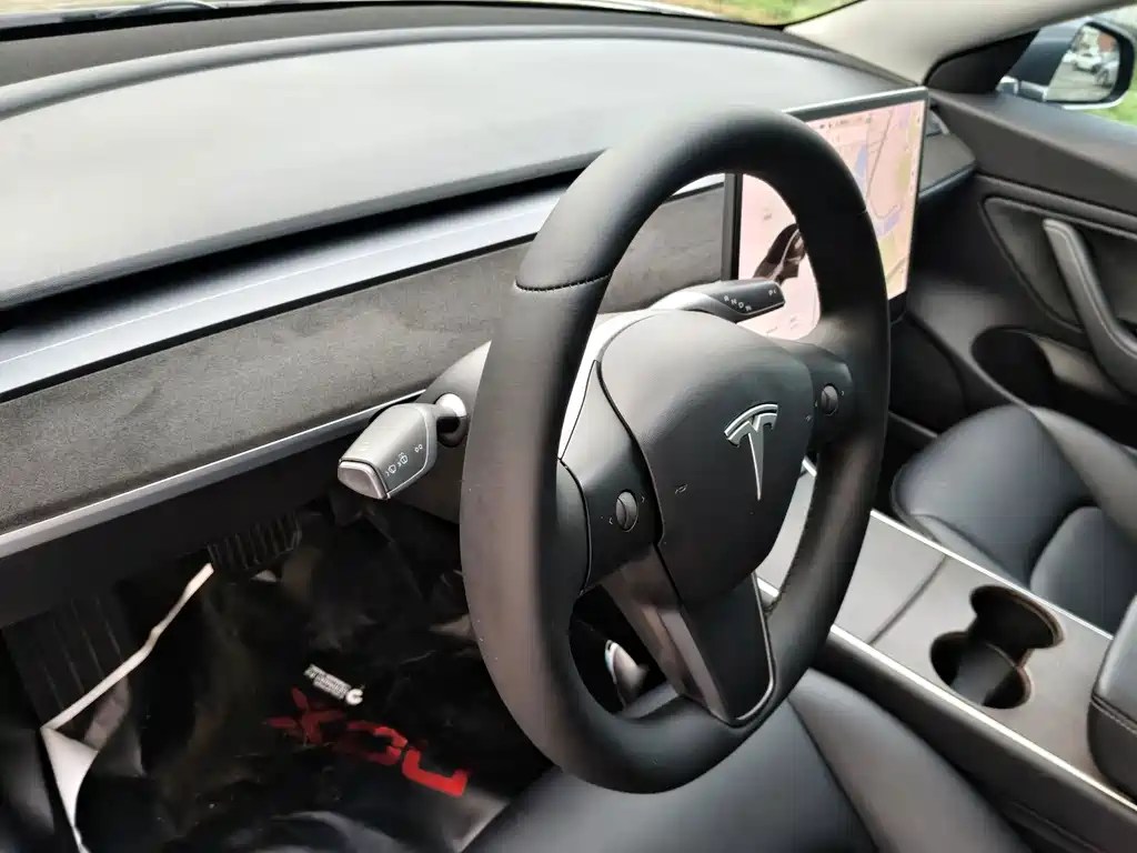 Tesla Model 3 — миниатюра 5