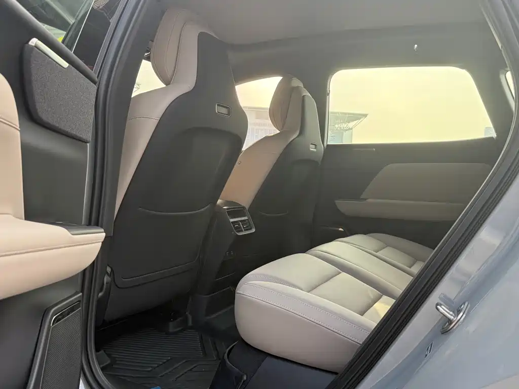 Volvo XC70 PHEV — миниатюра 12