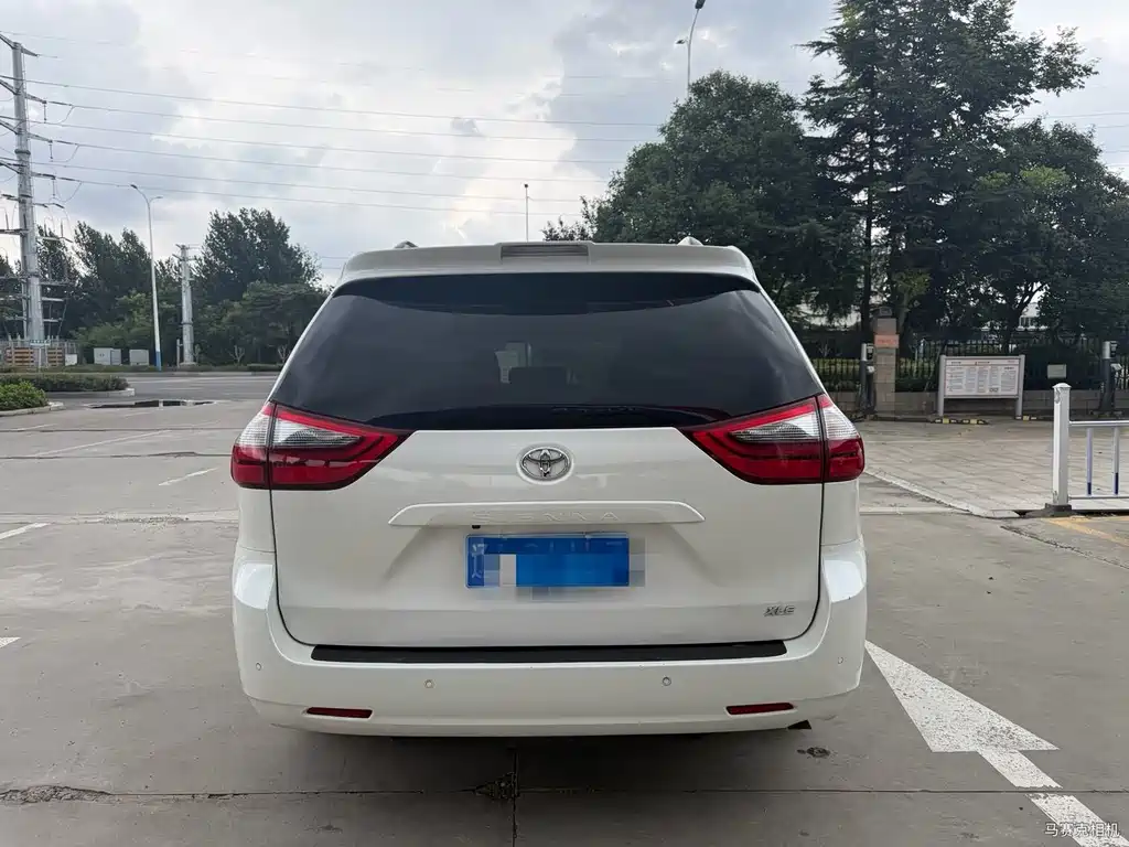 Toyota Sienna — миниатюра 3