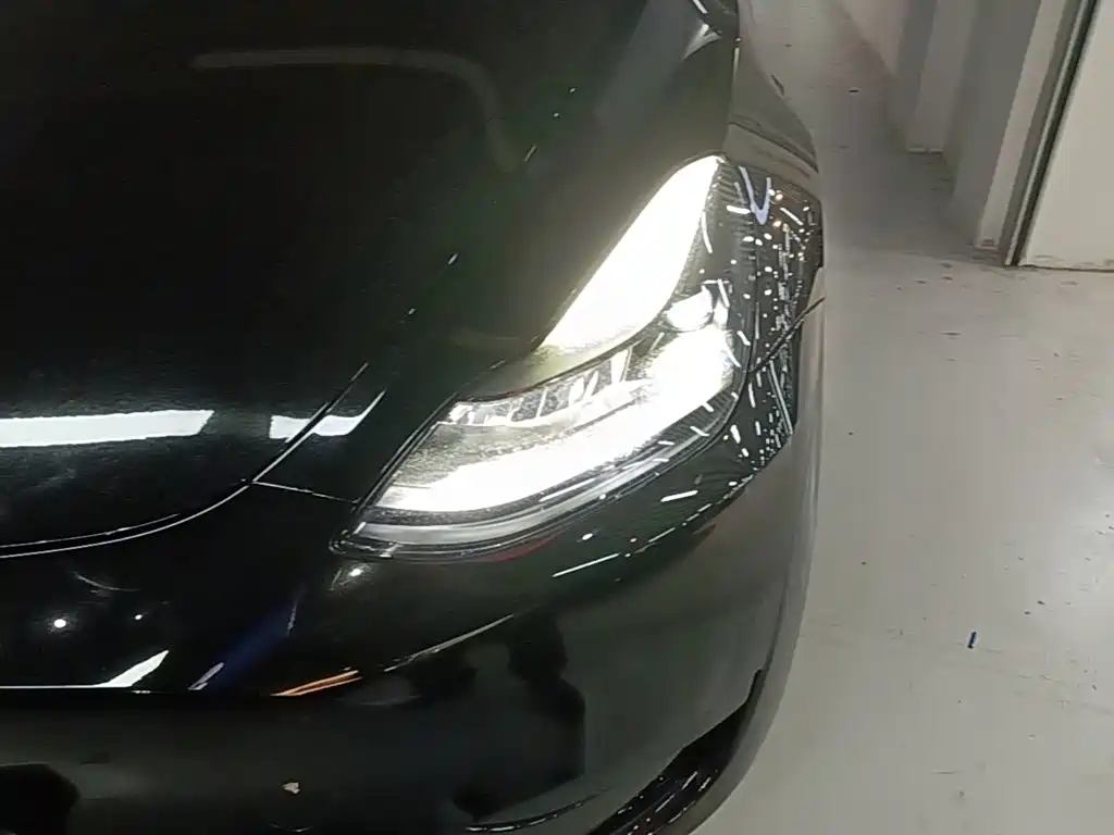 Tesla Model Y — миниатюра 24