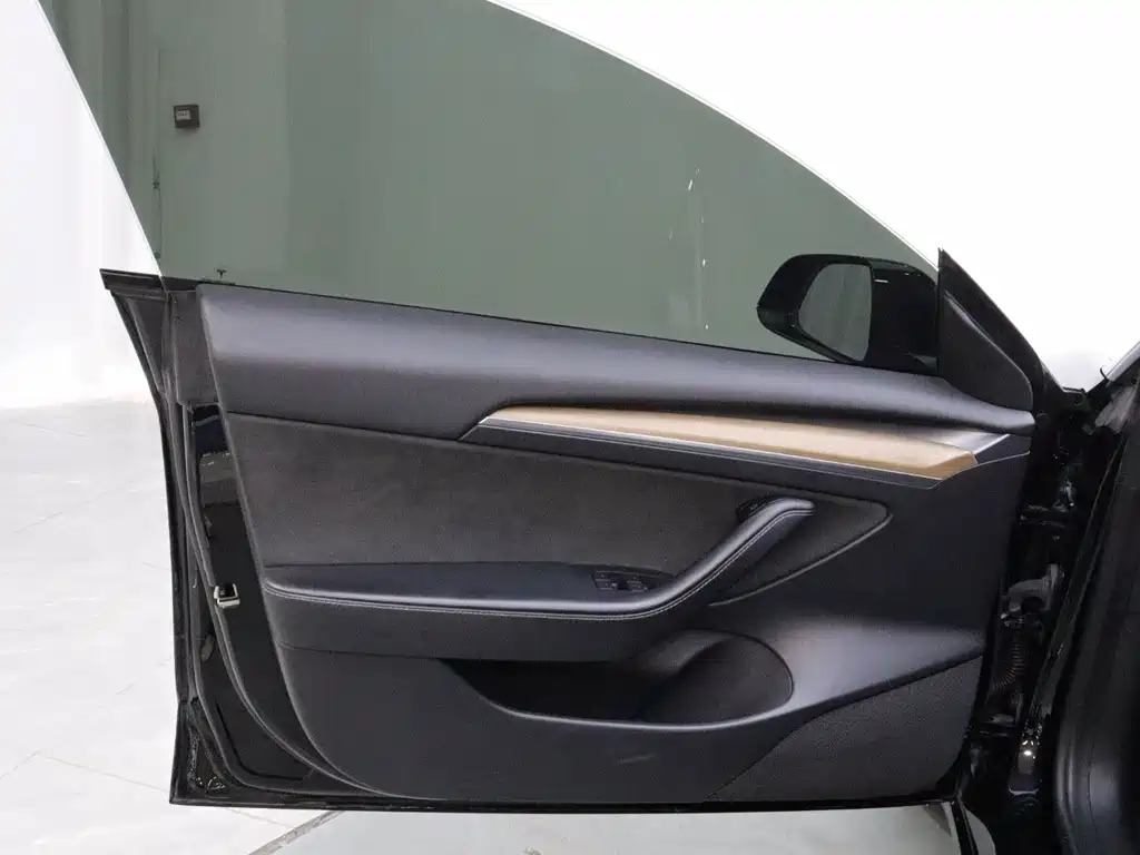 Tesla Model 3 — миниатюра 9