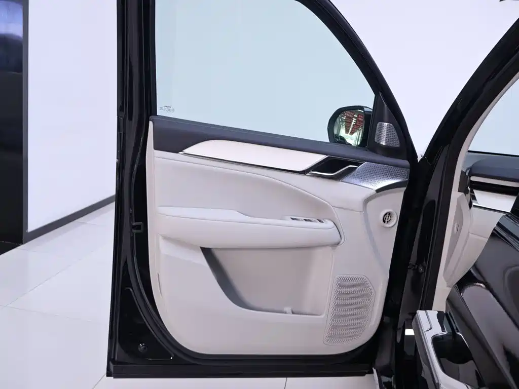 Volvo EM90 — миниатюра 18