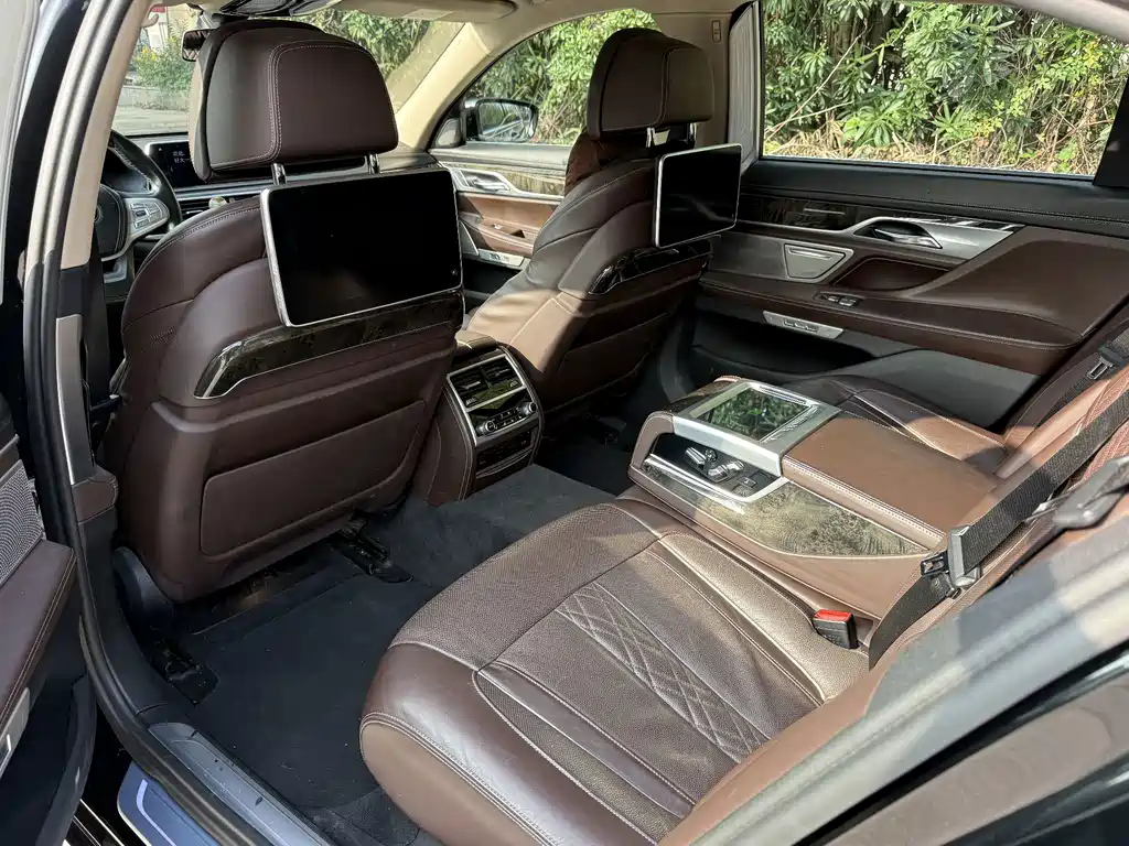 BMW 7 Series — миниатюра 6