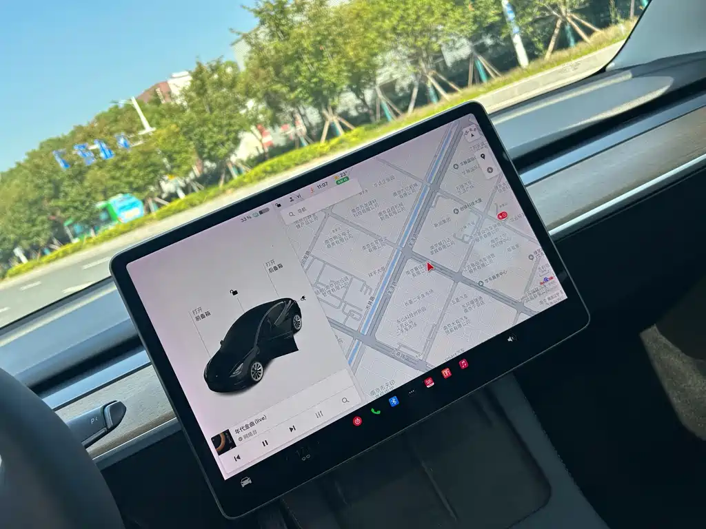 Tesla Model 3 — миниатюра 6