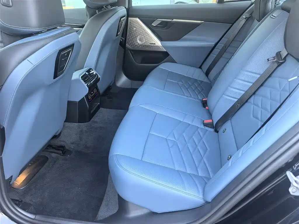 BMW 5 Series — миниатюра 6