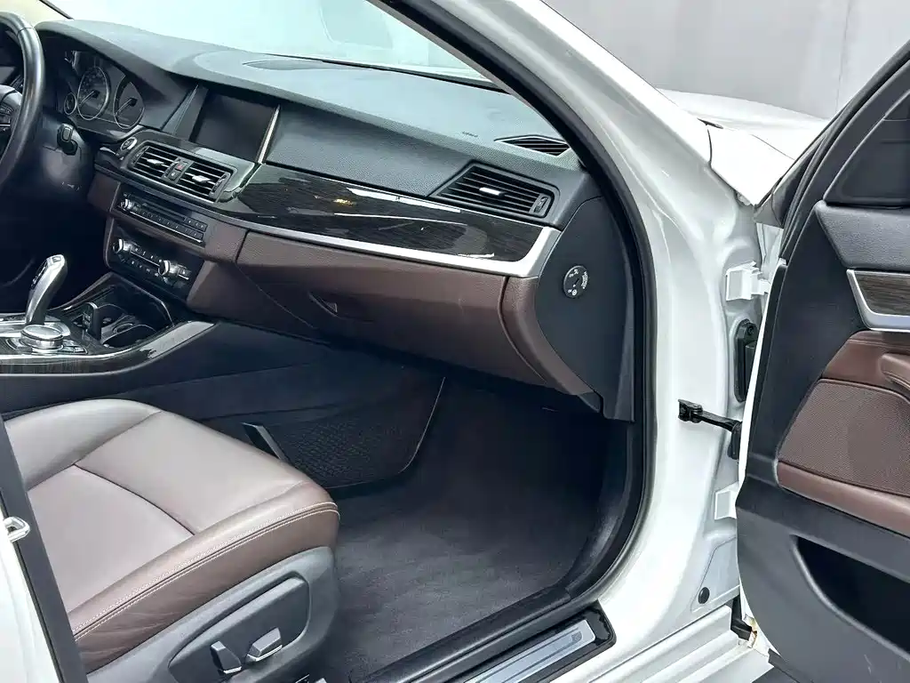 BMW 5 Series — миниатюра 7